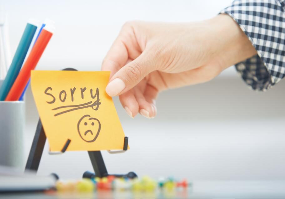 a leader leaving an apologetic sticky note